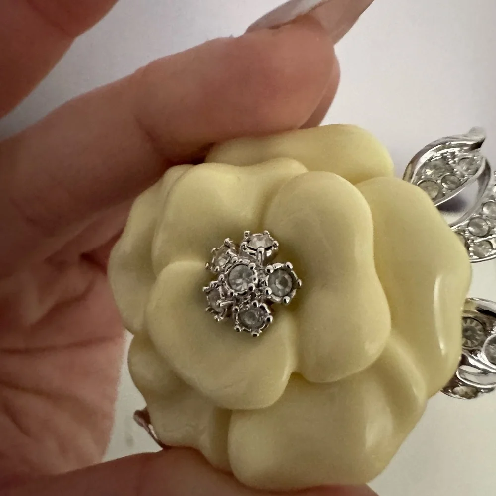 Vintage Elegant Cream Flower Brooch 🌼